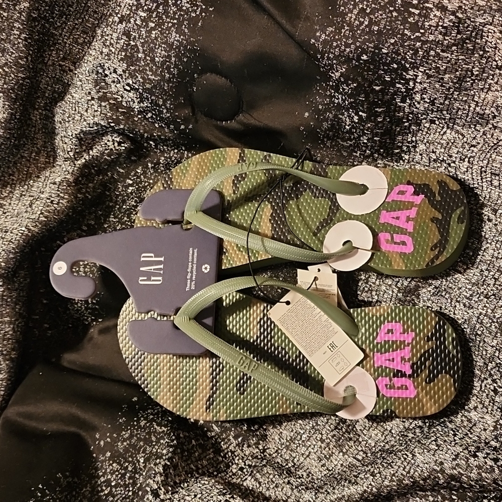 Brand New Gap Flip Flop